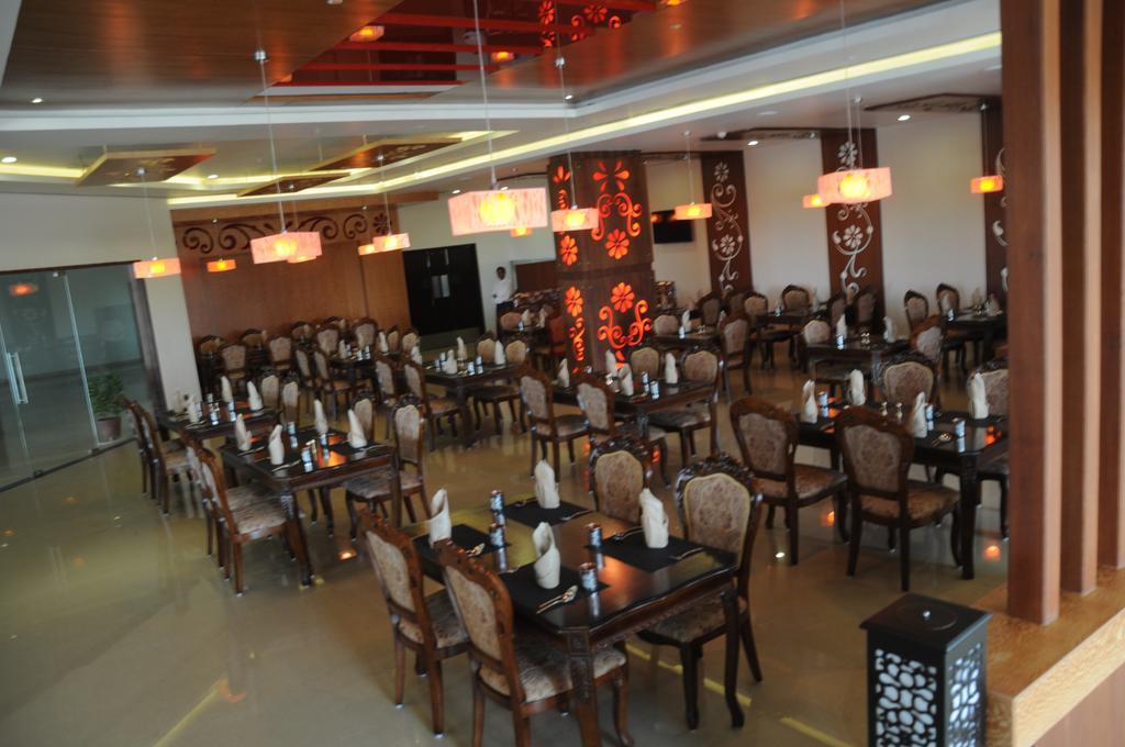 Fortune Select Grand Ridge, Tirupati - Member Itc Hotels' Group Zewnętrze zdjęcie The interior of a restaurant in India